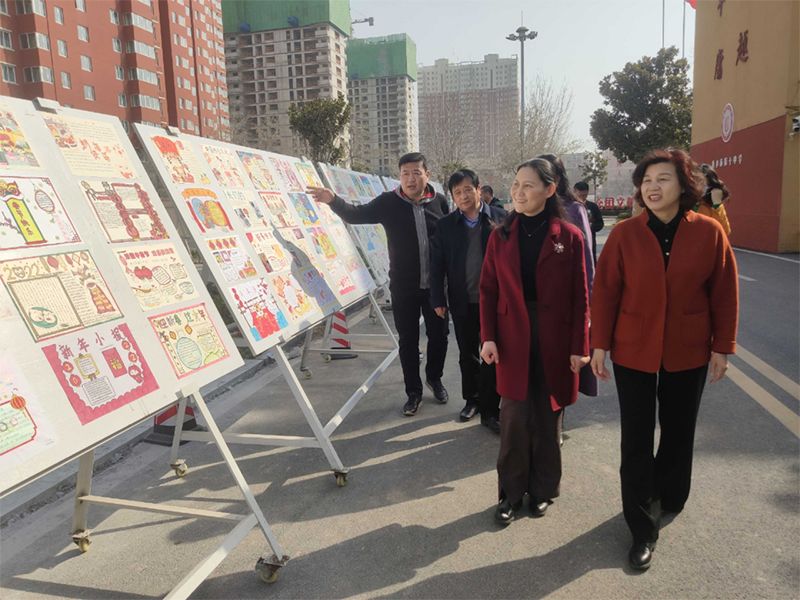 水墨丹青展风采 巾帼建功新时代|新乡市妇联主席一行来十中慰问