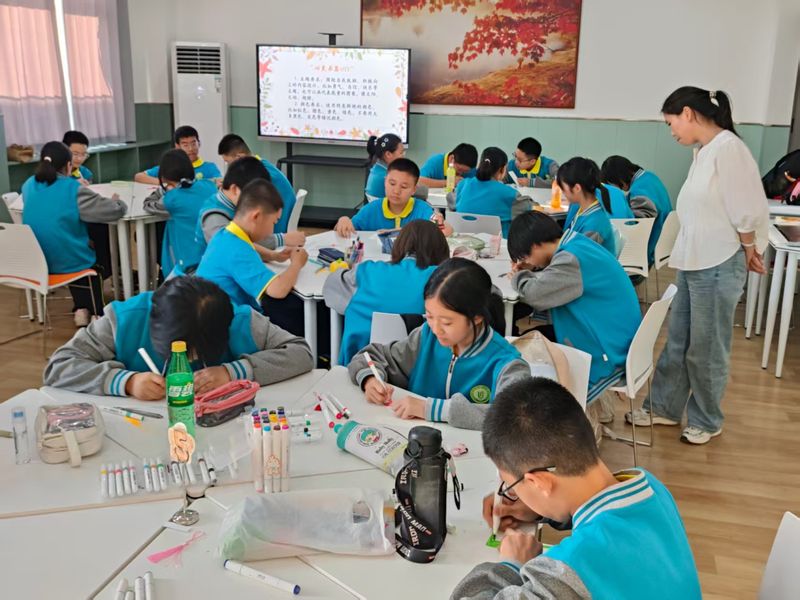 笔尖流淌心语 书签唤醒阳光——新乡市第十中学开展“心灵书签DIY”心理社团课