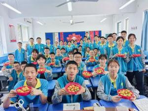一树枇杷迎盛夏 璀璨少年赴前程